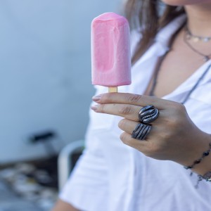 Anel com Ondas e Uma Fileira de Mini Zirconias Brancas, Semi Joia