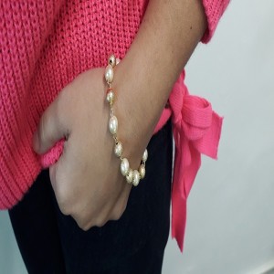 PULSEIRA DE PEROLAS COM BOLINHAS DOURADAS, SEMI JOIA