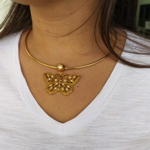 Choker Aro com Pingente Borboleta Vazada e Mini Zirconias, Semi Joia.